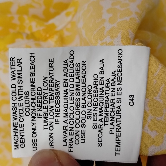 Lily White yellow and white printed blouse size medium flutter sleeve flowy - Picture 7 of 7